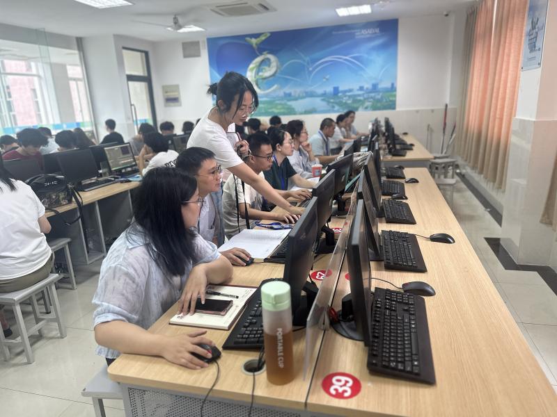 陈曦上课照片.jpg